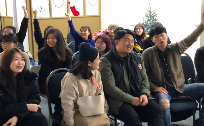 웃음과 선물이 가득했던 크리스마스 파티 현장 후기 썸네일