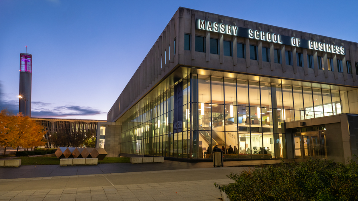 석양 무렵의 뉴욕주립대 알바니 대학교 경영대 건물 모습