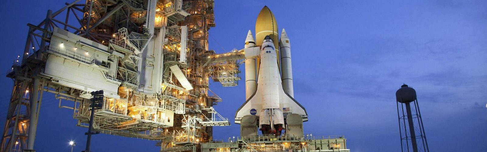 NASA 우주왕복선 발사대와 미국 항공우주공학을 상징하는 이미지