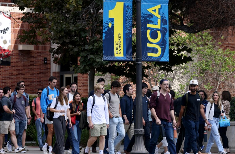 명문 주립대인 UCLA 캠퍼스 UCLA 캠퍼스에서 이동하는 학생들 모습
